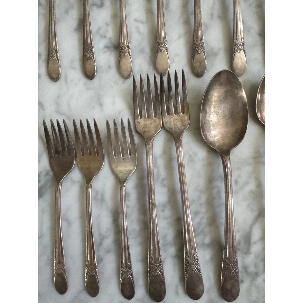 Wm Rogers Silver Plated Flatware Set 26 Piece Floral Scroll Pattern Vintage IS